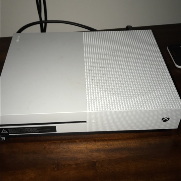 Xbox 1s - Picture 1 of 2